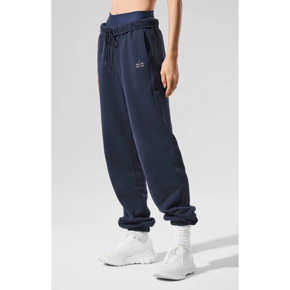 (L) NWT $138 Alo Yoga Accolade Sweatpant Navy - Picture 1 of 8